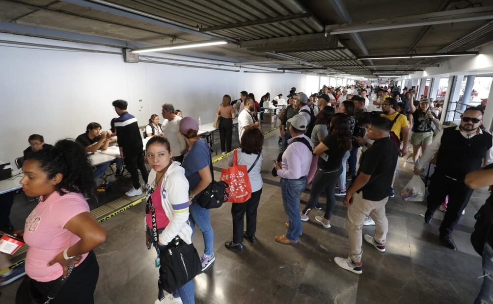 En la casilla especial  con urna electrónica, la cual se ubicó en la Terminal de Autobuses de Pasajeros  Oriente (TAPO), en la alcaldía Venustiano Carranza, se registraron largas filas. Foto: Carlos Mejía / EL UNIVERSAL