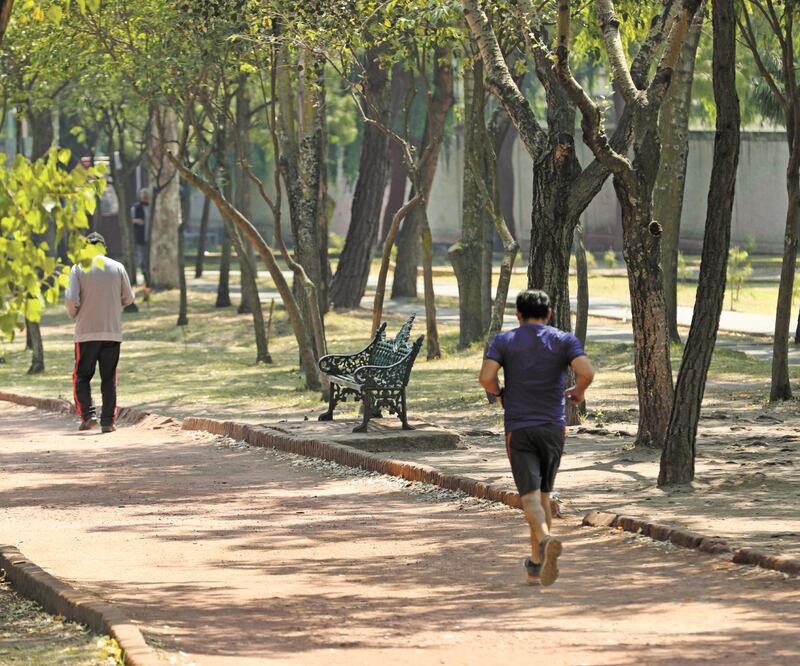 Algunos habitantes de la capital del Estado de México retomaron sus actividades aun cuando el semáforo está en rojo. Foto: ARCHIVO EL UNIVERSAL