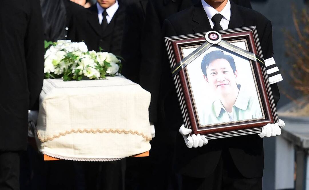 Tras la ceremonia se realizó una procesión en la que, como es costumbre en Corea, el hijo mayor del actor -que apenas es un adolescente- fue el encargado de cargar con el retrato de Lee. Foto: AFP.