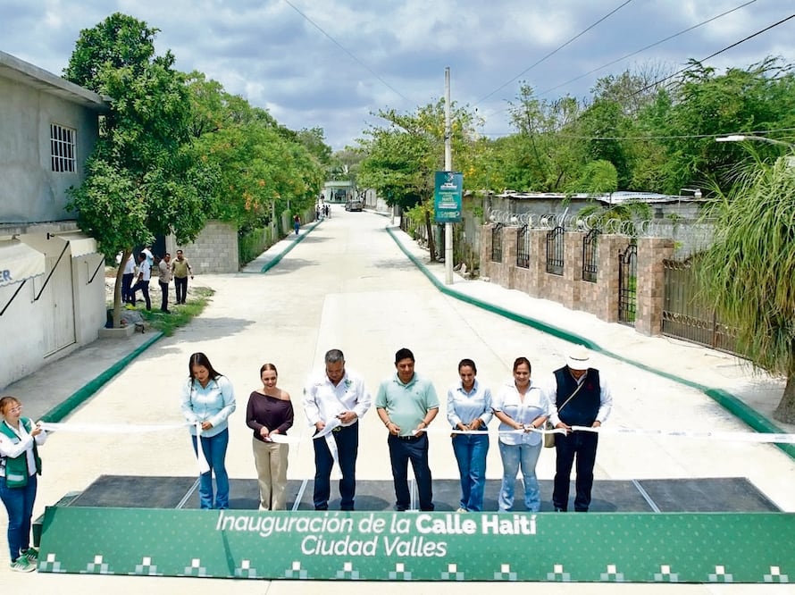 El gobernador Ricardo Gallardo entregó la calle Haití, que ahora cuenta con concreto hidráulico, red de agua potable y drenaje, así como dren pluvial. Foto: Especial