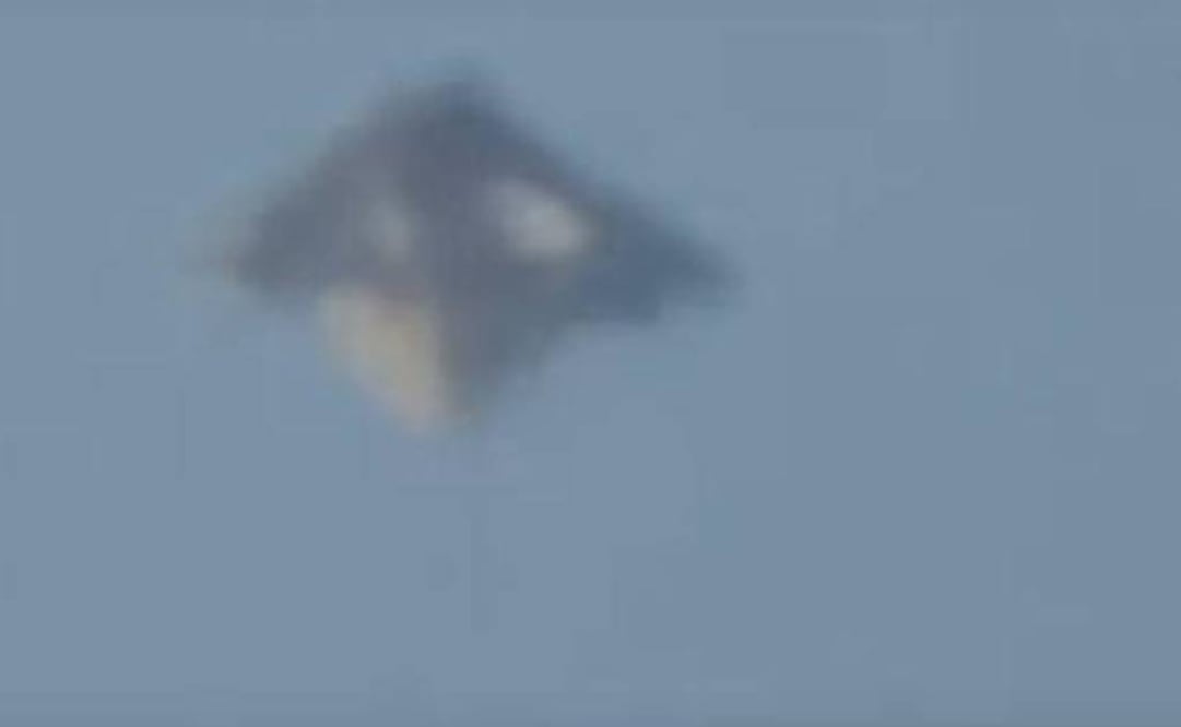 Un cuerpo extraño volando por los cielos. Foto: Captura YouTube