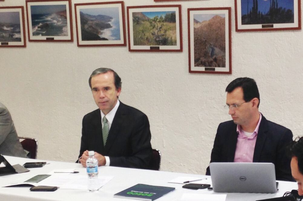 Bosco de la Vega, presidente electo del Consejo Nacional Agropecuario (izq.), durante la conferencia de prensa que ofreció ayer (CORTESÍA)