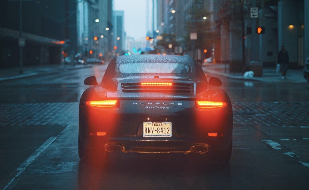 Conoce cuáles son las luces de tu auto que debes encender mientras manejas bajo la lluvia. Foto: Pixabay 