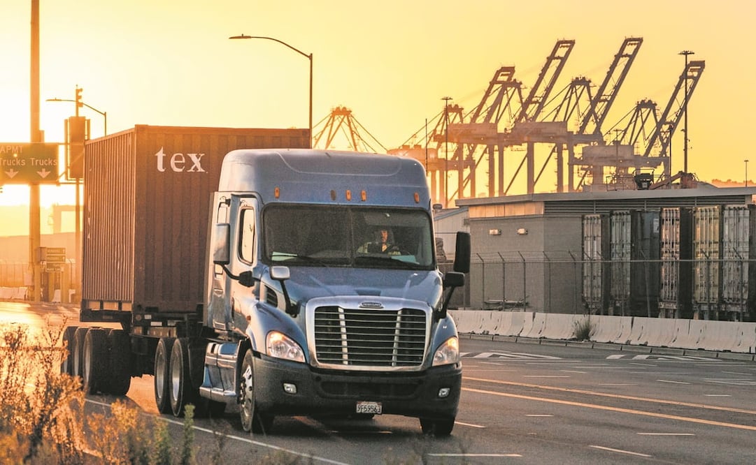La interrupción en la logística es uno de tantos problemas que generó la pandemia, de acuerdo con expertos en el tema. Foto: Damian Dovarganes. AP