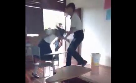 Circula en redes video en el que joven golpea a su compañera en escuela de Quintana Roo