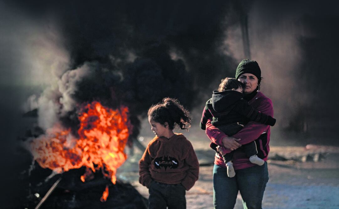 Los kurdos sirios, que huyen de sus hogares a las afueras de Aleppo. Foto: de DELIL SOULEIMAN. AFP