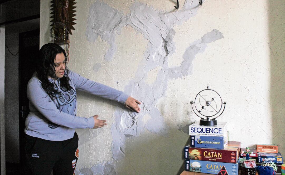 Una grieta recorre la pared del cuarto de Mercedes Aguilar desde el sismo de 2017; a pesar de reparaciones, el daño persiste. Foto: Darío Luna / EL UNIVERSAL