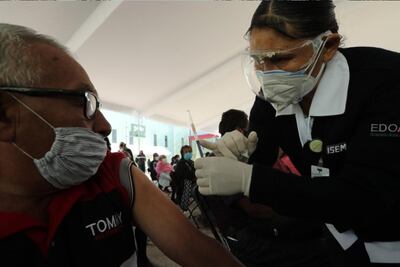 Enfermeras de Tepotzotlán optan por método didáctico para aplicar vacunas ante polémica por simulación 