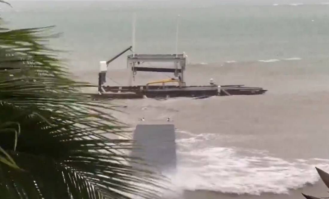 A pesar de que el huracán bajó su intensidad, continúa siendo un ciclón de categoría mayor que ha impactado esta mañana el país caribeño con fuertes vientos, lluvias intensas y marejadas. Foto: X @AlertasMundial