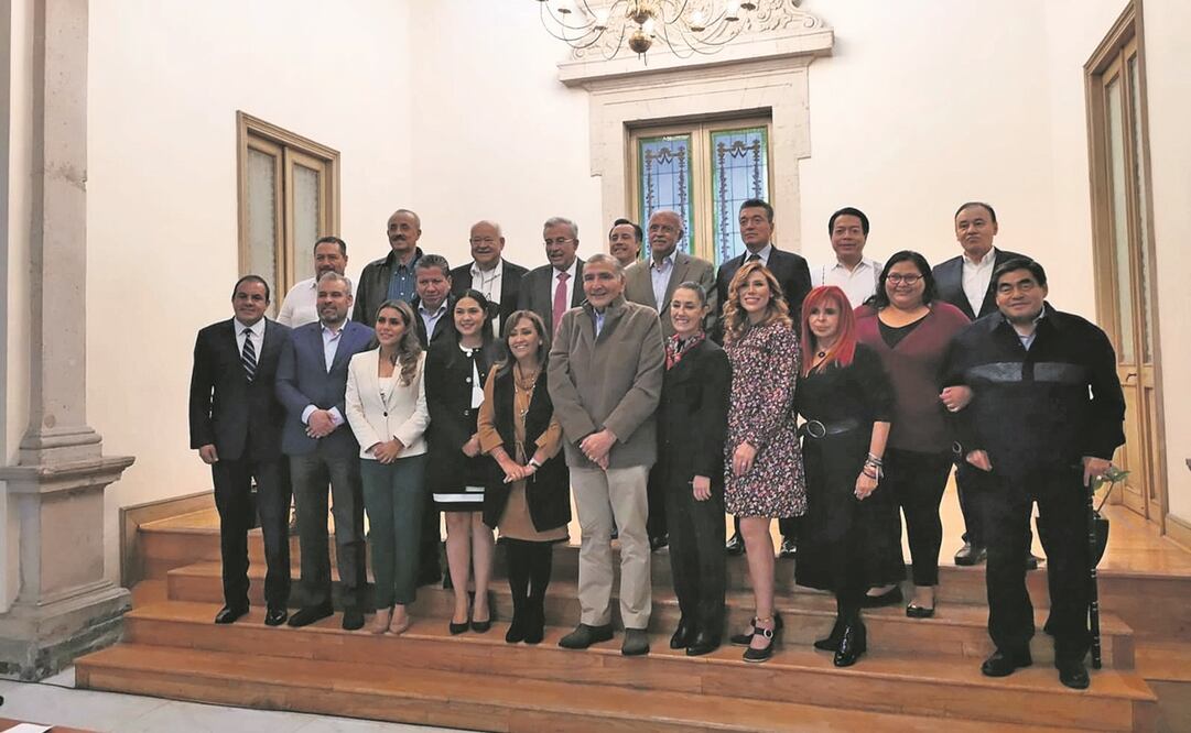 El titular de Segob, Adán López, flanqueado por mandatarios de Morena, entre ellos Sheinbaum. Foto: Especial