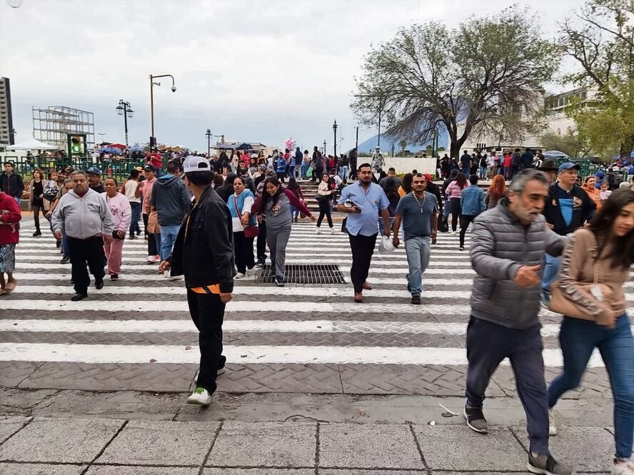 En medio de la polémica por los dos gobernadores de la entidad, los regios hicieron su vida ayer domingo de manera normal. Foto: Luis Carlos Rodrígurz / EL UNIVERSAL