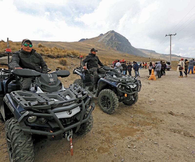De lunes a jueves, hasta el Xinantécatl llegan entre 3 mil y 5 mil personas por día. A partir del viernes se estima la llegada de 20 mil visitantes diarios, es por eso que los agentes cuentan con una extensa capacitación. Fotos: JORGE ALVARADO