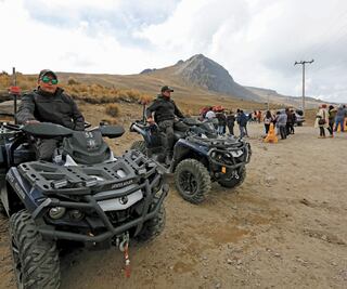 Policías cuidan a los turistas en la montaña