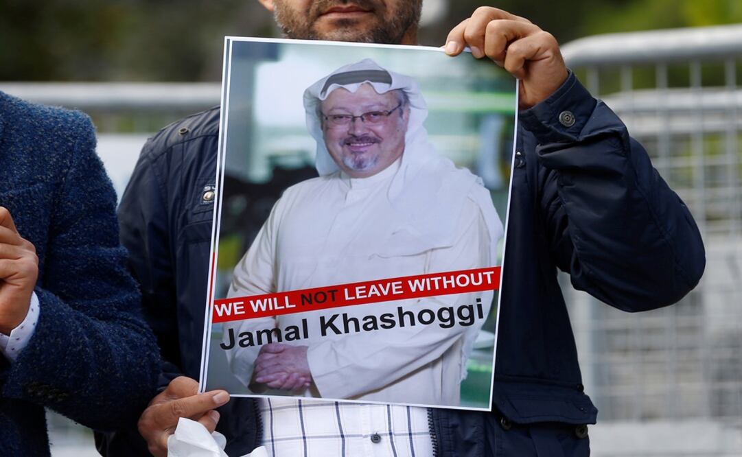 Un manifestante sostiene una foto del periodista saudita Jamal Khashoggi durante una protesta frente al consulado de Arabia Saudita en Estambul, Turquía - Foto: Osman Orsal/REUTERS