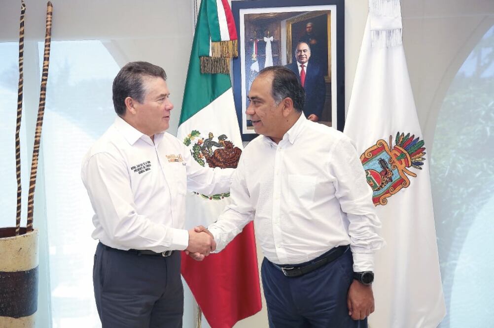 El presidente del SNTE, Juan Díaz de la Torre, y el gobernador de Guerrero, Héctor Astudillo Flores, acordaron resolver los rezagos de los profesores. (ESPECIAL)