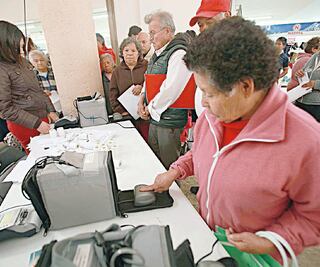 Burócratas roban 20% de las pensiones a adultos mayores