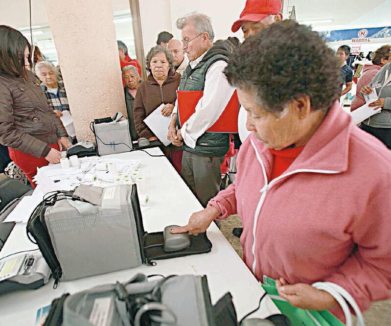 Adultos mayores y personas con discapacidad en la zona de la Huasteca de Hidalgo han denunciado la entrega incompleta de sus pensiones. Foto: ARCHIVO EL UNIVERSAL