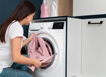 Por qué la ropa sale con manchas blancas de la lavadora