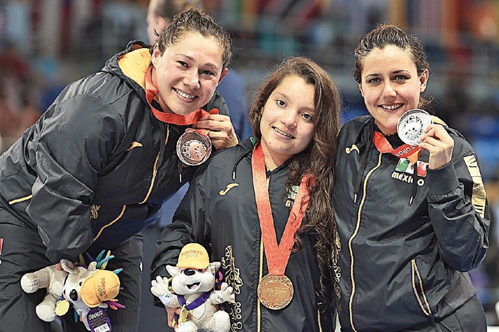 Doramitzi González (izq.), Valeria López y Vianey Trejo hicieron el 1-2-3 en 400 metros estilo libre categoría S6 (CORTESÍA CONADE)