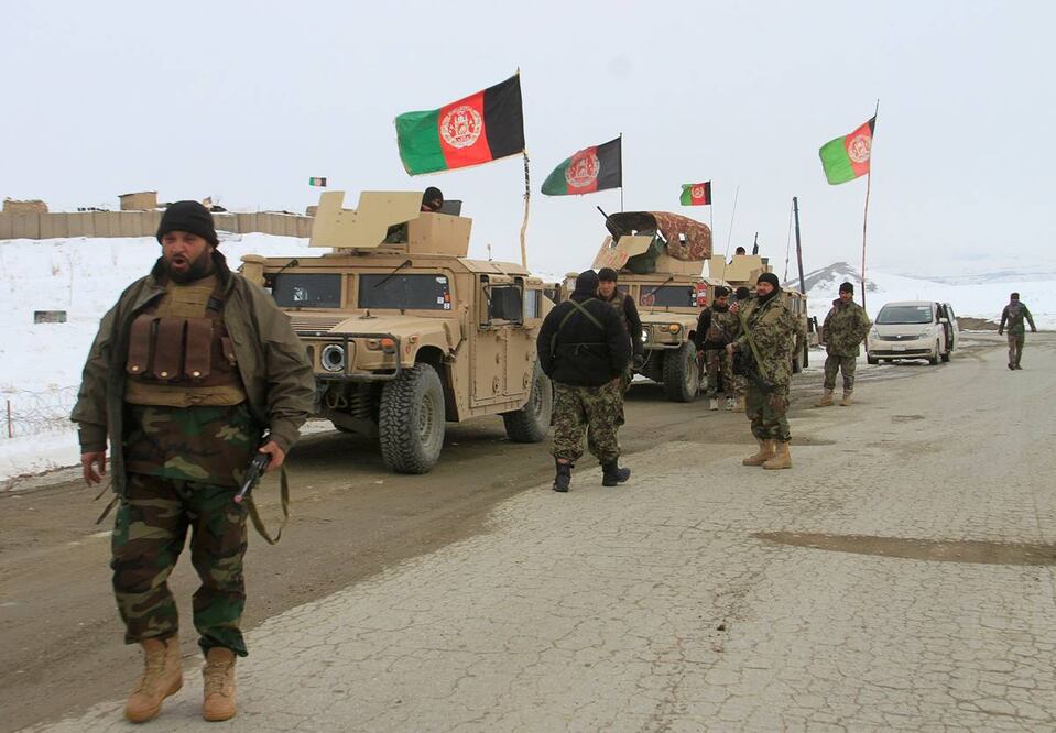 Miembros del ejército afgano se dirigen al lugar donde se estrelló el avión, en la provincia de Ghazni. Foto: Reuters