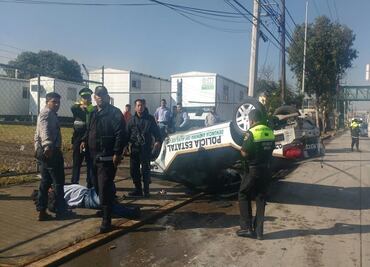 Patrulla vuelca en Tultitlán; hay dos lesionados