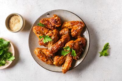 Prepara alitas teriyaki para la botana