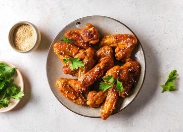 Prepara alitas teriyaki para la botana