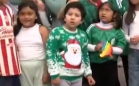 Niño del suéter navideño que apoyó al Tri cumple su sueño tras volverse viral