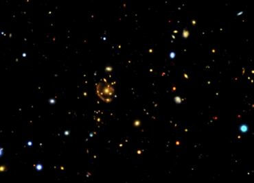 A 9 mil 400 millones de años es a la distancia en la que se encuentra el "Anillo Fundido" de Einstein