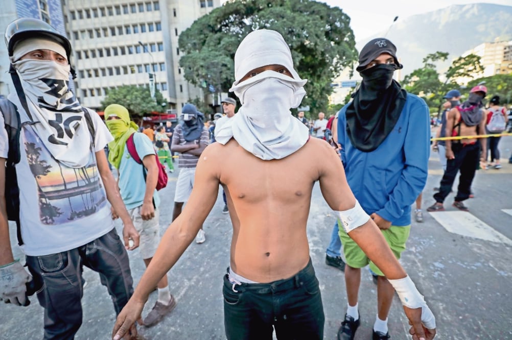 Los “Escuderos de la libertad” son un grupo de jóvenes que todos los días encabezan las protestas en la capital de Venezuela (JORGE SERRATOS. EL UNIVERSAL)