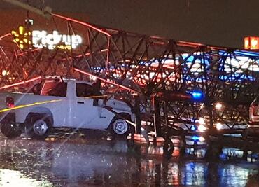 Estructura metálica aplasta seis vehículos en estacionamiento de centro comercial de Hermosillo, Sonora