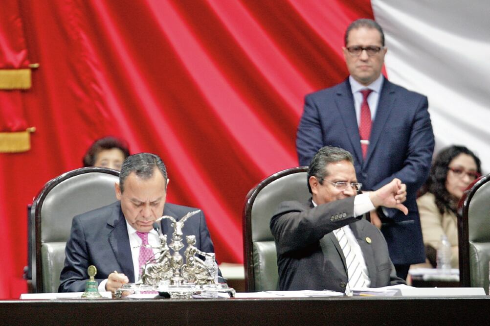 Los diputados perredistas Jesús Zambrano y Alejandro Ojeda impulsaron anteriormente una propuesta que considera la creación de fiscalías especializadas en la desaparición forzada (ARCHIVO EL UNIVERSAL)