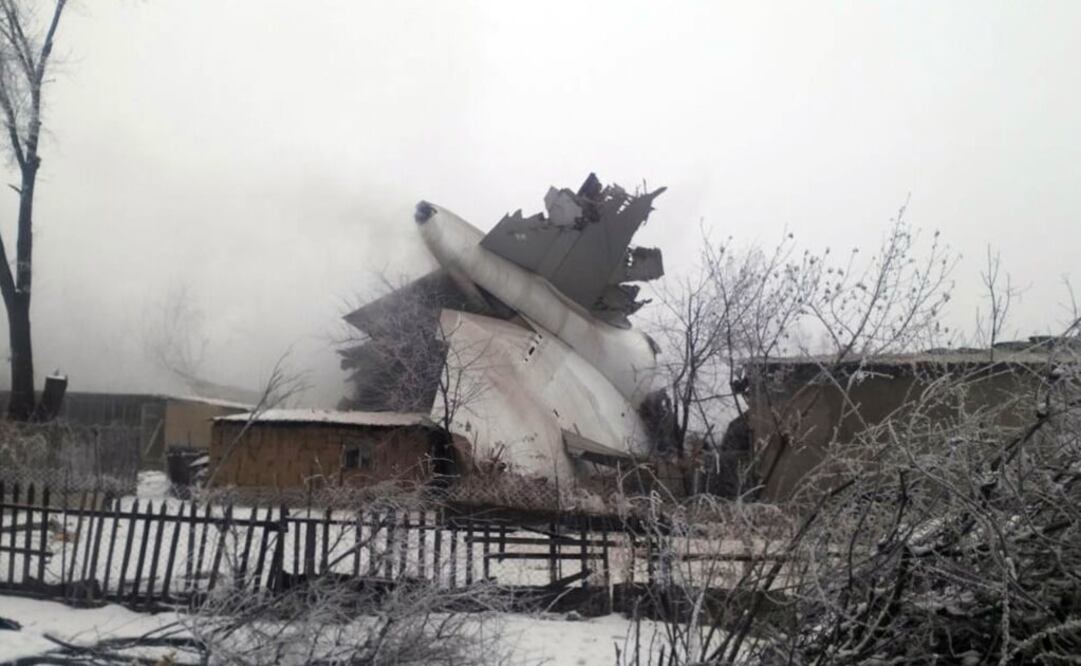 Vista del sitio donde se estrelló un avión de carga turco, cerca del Aeropuerto Internacional Manas de Kirguistán. (Xinhua)