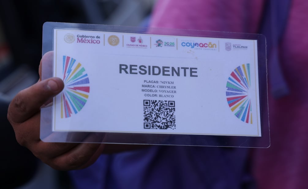 Vecinos de Santa Úrsula Coapa ya portan con el tarjetón con el que podrán transitar con sus vehículos en los partidos de la copa mundial cercanos al estadio CDMX. Foto: Fernanda Rojas/ El Universal