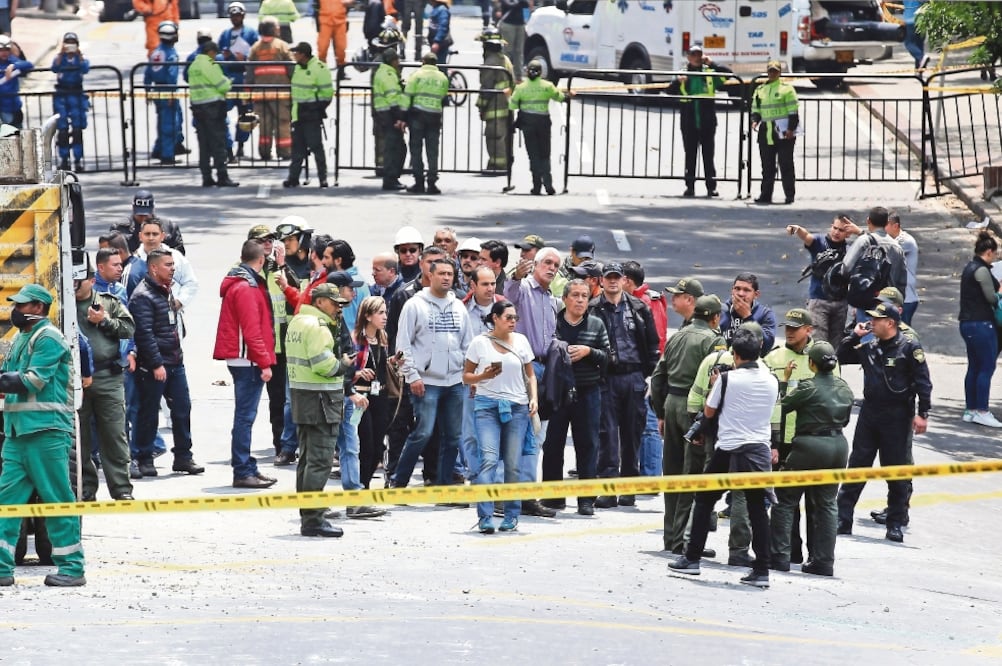 El alcalde de Bogotá, Enrique Peñalosa (centro), estuvo ayer donde se regist ró una explosión, en el barrio La Macarena (EFE)