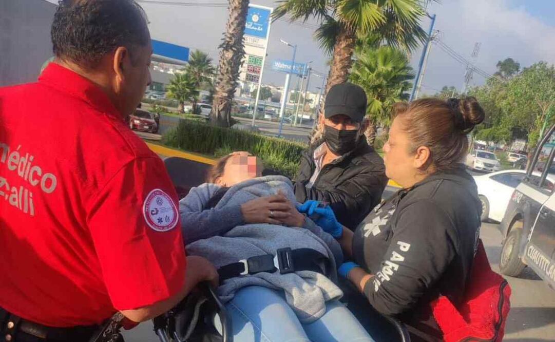 Tras ser arrollada por el bólido, la mujer queda tendida en el asfalto durante varios minutos hasta que llegaron paramédicos de protección civil municipal para auxiliarla. Foto: Especial