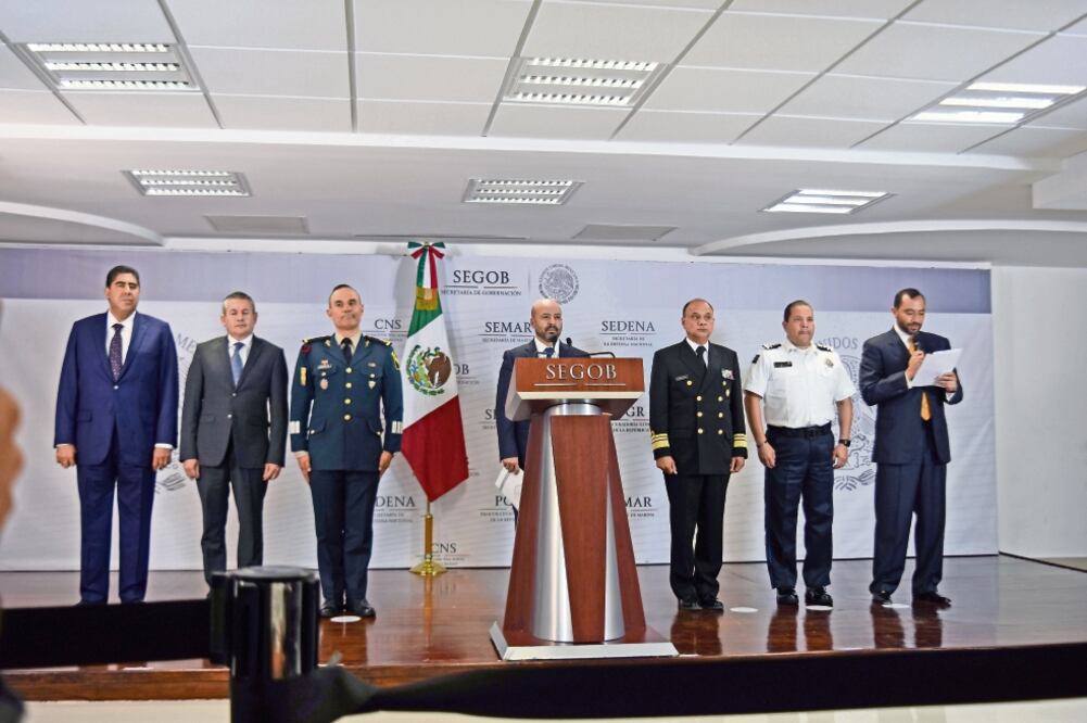 El comisionado Nacional de Seguridad, Renato Sales Heredia (centro), presentó el sexto informe de avances en el combate a la delincuencia a nivel nacional, donde anunció la ampliación del operativo Escudo-Titán a Guanajuato. (ARMANDO MONROY. CUARTOSCURO)