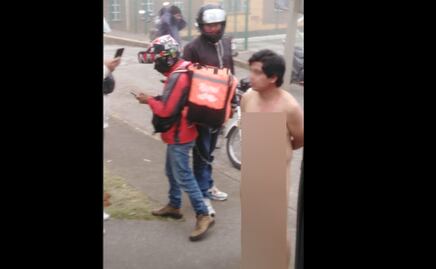 Repartidores de app desnudan y amarran en un poste a presunto asaltante