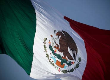 Aspirantes independientes felicitan a la Bandera en su día