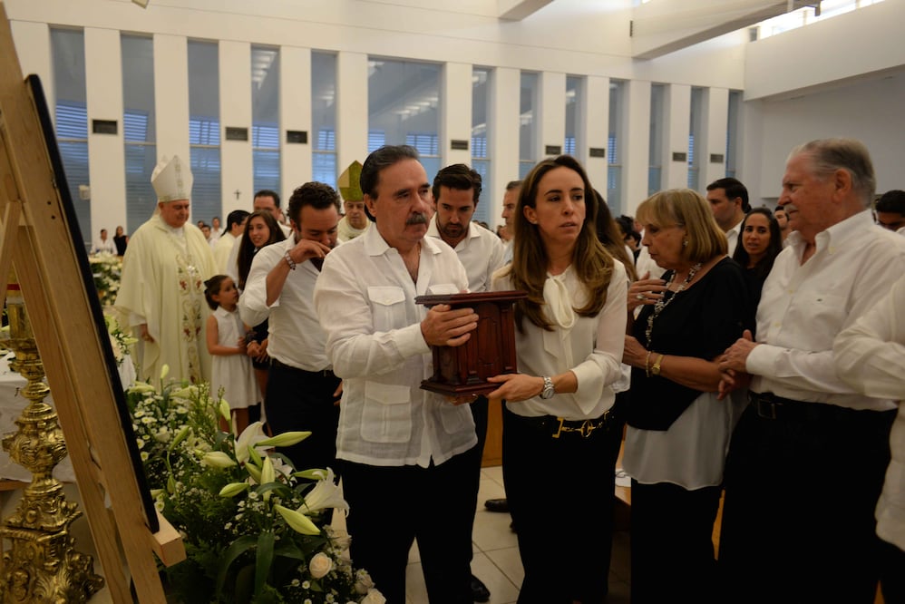 El senador y sis hijos fueron los encargados de colocar las cenizas en la cripta. /Yazmín Rodríguez - EL UNIVERSAL
