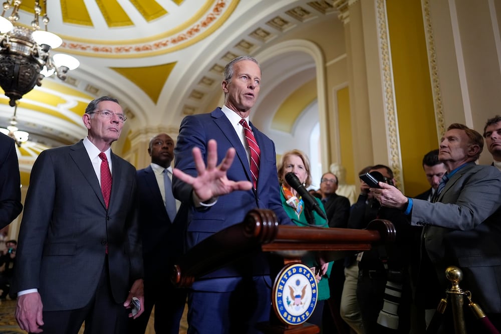 El líder de la mayoría en el Senado de Estados Unidos, el republicano John Thune, y el jefe del grupo republicano ene l Senado, John Barrasso (izquierda), hablan con reporteros en el Capitolio, Washington, el 1 de abril pasado. Foto: AP