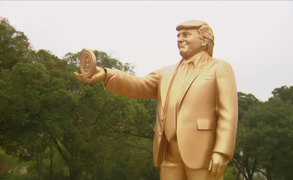 Estatua de Donald Trump, afuera del Capitolio. (18/09/25) Foto: Redes Sociales