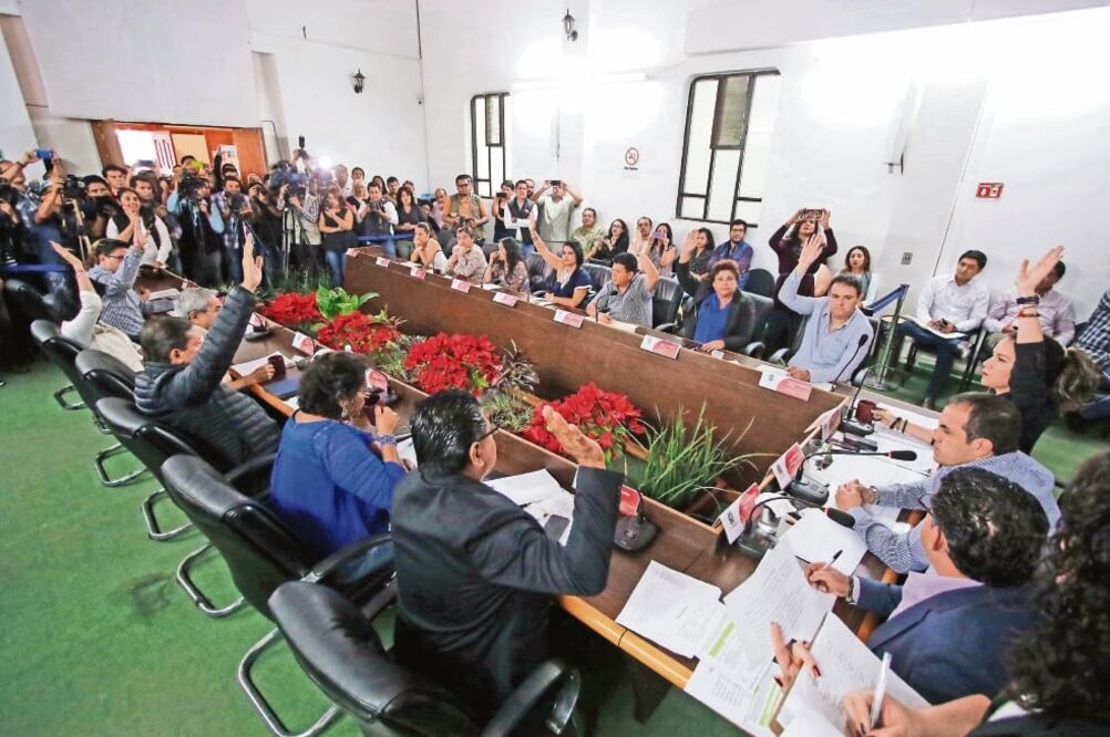 Luego de que el secretario de Ayuntamiento se negó a incluir el tema de la concesión para la feria local en la orden del dia, el cabildó suspendió la sesión (TONY RIVERA. EL UNIVERSAL)