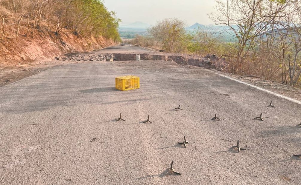 Los delincuentes lanzaron púas de acero en la carretera, perjudicando los neumáticos de automóviles. Se inició la limpieza y retiro. | Foto: Archivo. Especial.