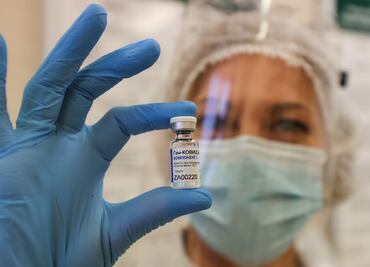 La tardanza en la autorización de la vacuna Sputnik V, ¿un asunto científico o político?