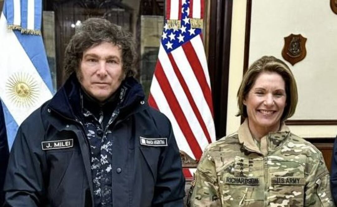 Javier Milei habló de “expansiones territoriales”, disfrazado de militar junto a una autoridad del ejército de Estados Unidos. Foto: X @alferdez