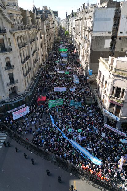 Una multitudinaria marcha de protesta para pedir más fondos para las universidades públicas en Buenos Aires, Argentina, el miércoles 2 de octubre de 2024. Foto: AP