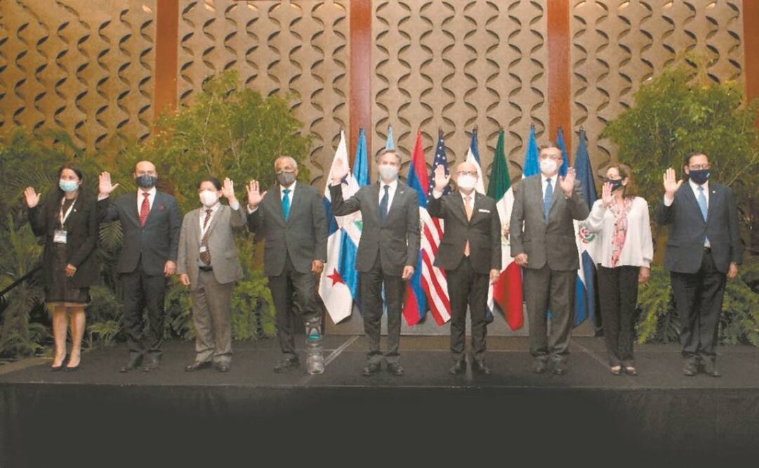 El canciller de México, Marcelo Ebrard (séptimo de izq. a der.), y el secretario de Estado de EU, Antony Blinken (quinto de izq. a der.), ayer en San José, en la cumbre del Sica. Foto: Cancillería de Costa Rica.