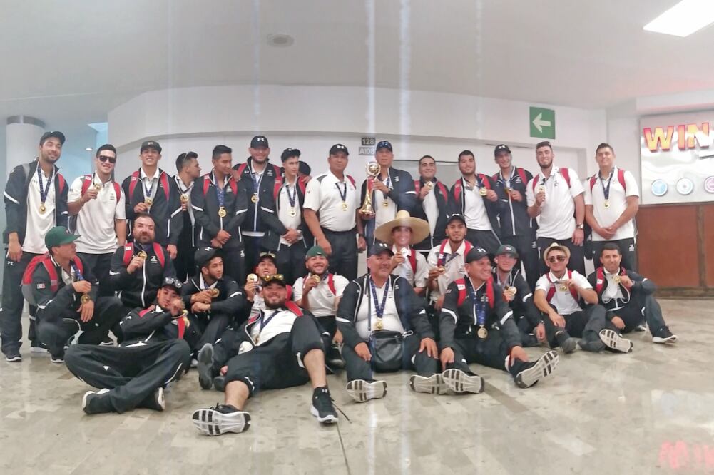 Orgullosa de su triunfo, la plantilla regresó de Barranquilla, donde se consagró campeona del mundo. (CHRISTIAN MENDOZA. EL UNIVERSAL)