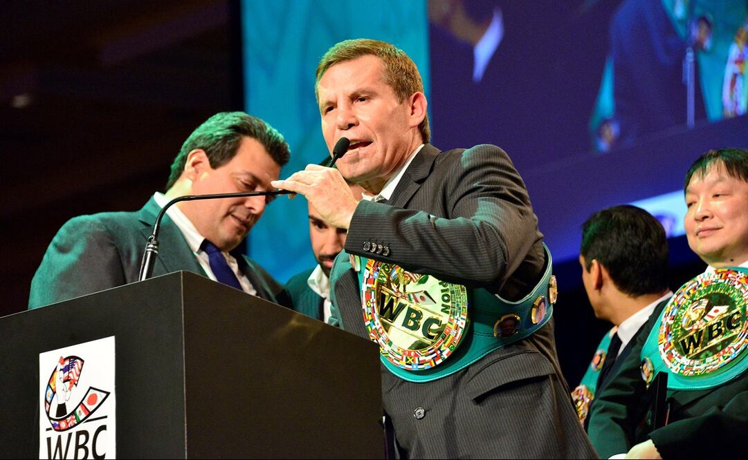 Julio César Chávez, recibió un reconocimiento por su trayectoria boxística, durante la Convención 2014 del CMB - FOTO: Imago7